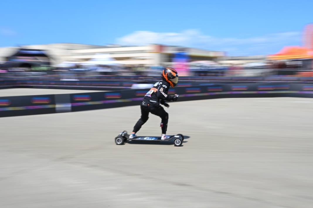 Elektrikli araç festivalinde kaykaylar otomobilleri solladı 7